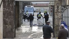 Polic�as locales en el lugar de la Praza de Abastos en el que muri� el placero Antonio Costa