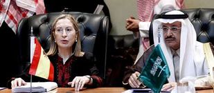 Ana Pastor, ayer, junto al ministro de Transportes saud�, Jubara al Suraisr, en Riad.