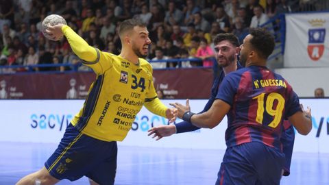 Nacho Valles, en su etapa como jugador del Bidasoa Ir�n, lanza ante un rival del Barcelona