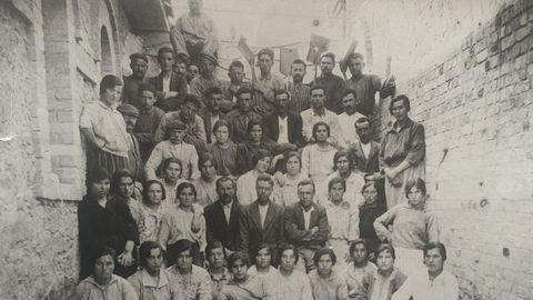 Foto de la plantilla. Sexto por la izquierda, en la primera fila de pie, Ramón Farré