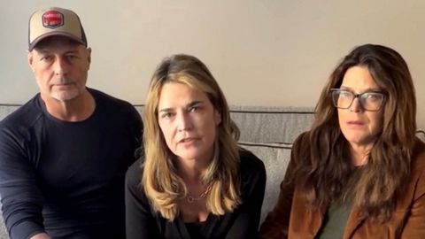 La periodista Savannah Guthrie junto a sus hermanos