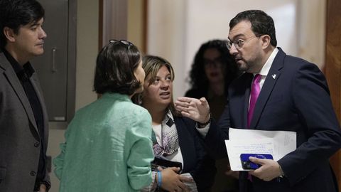El jefe del Ejecutivo asturiano, Adrin Barbn (i) charla con miembros de su equipo, antes de la primera sesin de control del nuevo periodo de sesiones de la Junta General