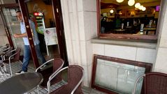En la cafeter�a burelense Atrezzo desmontaron la ventana, pero finalmente se asustaron y no entraron