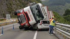 Aparatoso accidente en la A-6 en Baralla