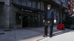 Francisco Garc�a, del bar Terranosa, asegura que le entra agua en el local cuando llueve mucho porque el agua se empoza en la acera