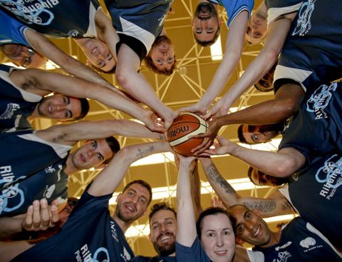 Los integrantes del Breog�n, alrededor de un bal�n sobre la cancha del Pazo Universitario. 