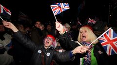 Dos mujeres hondean banderas brit�nicas para celebrar el �brexit�