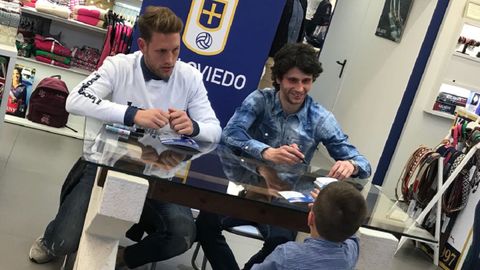Carlos Hern�ndez y Fabbrini firmando a un ni�o