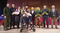 Galardonados con los Premios Arenteira 2025, con miembros del jurado en el auditorio de O Carballiño.