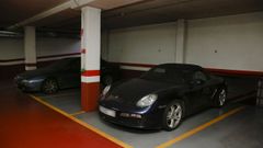 Los dos coches okupa de un c�ntrico garaje de A Coru�a