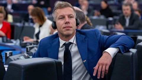 Peter Magyar durante un pleno del Parlamento europeo