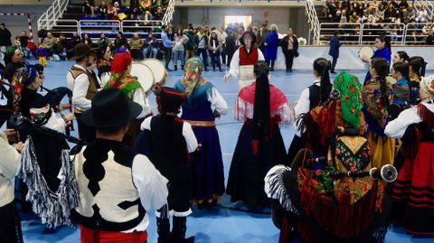 Actuacin de cantareiras, pandereteiras y gaiteiros de las escuelas del Padroado da Cultura de Narn.
