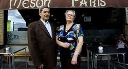 Pedro y Mar�a, delante del mes�n Par�s de los Castros, que este oto�o cumple cuarenta a�os y que ahora regenta su hijo Jes�s. 