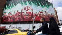 Ciudadanos de Teher�n pasan ante un mural de propaganda de las capacidades militares del r�gimen iran�.
