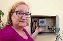 La due�a del local muestra el nuevo contador. 