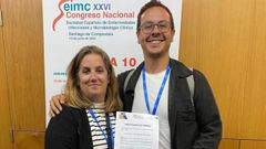 Sabela S�nchez Trigo, especialista de Medicina Interna del CHUF, con el microbi�logo del complejo