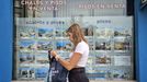Anuncios de viviendas en alquiler y venta en una inmobiliaria de A Coru�a.
