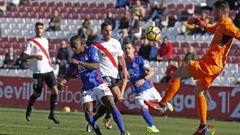 Yaw Yeboah Juan Soriano Real Oviedo Sevilla Atletico.Yeboah trata de llegar a un bal�n ante la presencia de Juan Soriano