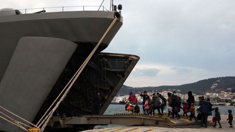 M�s de 500 refugiados y migrantes fueron alojados en un buque de guerra en Mitilene