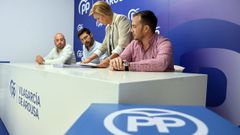 Ana Granja, con algunos de sus compa�eros del grupo de gobierno antes de la rueda de prensa