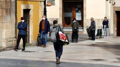 Numerosas personas esperan para acceder a un supermercado hoy martes en la plaza del Fontn, de Oviedo