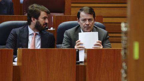 El presidente de Castilla y Le�n, Alfonso Fern�ndez Ma�ueco (d), junto a su vicepresidente, Juan Garc�a-Gallardo (i).
