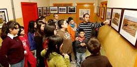Kico Rojo explic� a los alumnos del colegio de Agualada c�mo fueron sus viajes a �frica.