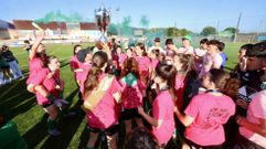El Xallas festeja la victoria en el campo de A Fontenla, Santa Comba 
