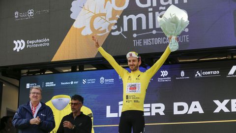 Adam Yates con el maillot amarillo de l�der de la general