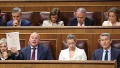 Miguel Tellado ayer en el Congreso, mostrando el auto judicial sobre Jos� Luis Rodr�guez Zapatero.