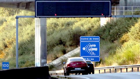 Aviso de radar de tramo en la autopista AP-9 en Vigo.