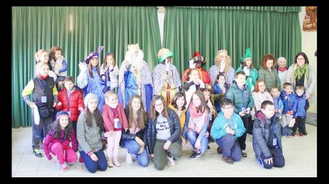 Los Reyes Magos, con los ni�os en Castromil