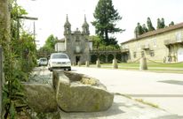 Los viejos postes de hormig�n y el cableado el�ctrico afean la est�tica de la plaza de Oca. 