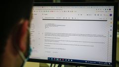 Imagen de un internauta leyendo un correo de estafadores