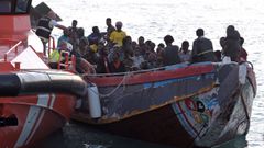 Cayuco con 198 migrantes subsaharianos a bordo, llegando la semana pasada a El Hierro.