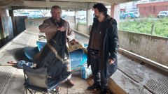 Jes�s Rodr�guez, de 78 a�os, se pone un segundo abrigo, despu�s de dar 2 euros a Marco Pascal, de 38, para tomar un caf�.