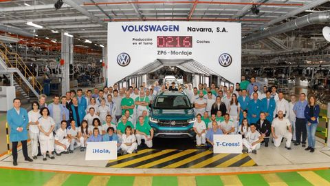Plantilla de Volkswagen Navarra posado junto al primer T-Cross producido en serie en la f�brica navarra