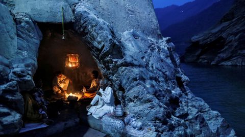 Monjes hinduistas en el interior de una cueva en uno de los márgenes del rió Ganges.