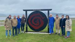 Estudiantes y profesores junto a la runa gigante, instalada en la Alameda