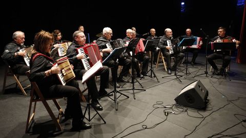 Actuacin de Acordeonistas da Maria, que tambin participarn en la fiesta de Burela