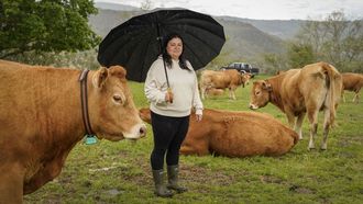 Luc�a Mart�nez, ganadera y apicultora, junto a sus reses en Chandrexa de Queixa.