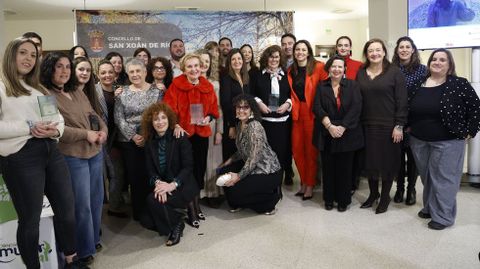 Foto de familia de finalistas y premiadas junto a las autoridades.