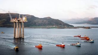 Imagen de los remolcadores tirando de la plataforma petrol�fera.