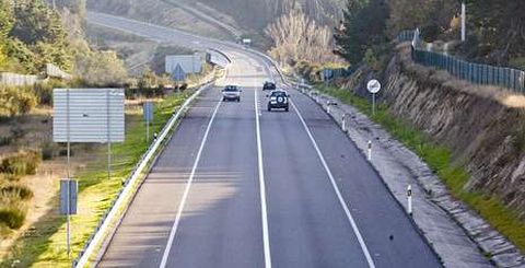 El punto en el que se produjo el choque mortal, por donde circulan los veh�culos en la imagen y donde finaliza la l�nea continua. 