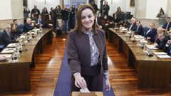La nueva presidenta de la Diputaci�n, Carmela L�pez, votando en la sesi�n de investidura