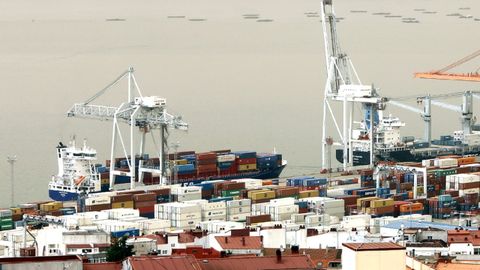Imagen de archivo del muelle de descarga de contenedores en el Puerto de Vigo.