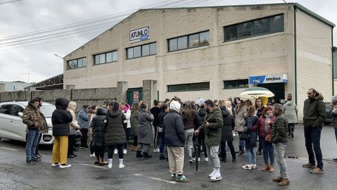 Imagen de archivo de parte de la plantilla de Atunlo en O Grove afectada por el ERE el d�a de la firma del acuerdo entre la direcci�n y Comisiones Obreras