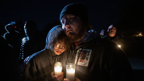 Dos personas atienden una vigilia por Tyre Nichols, otro afroamericano asesinado por la polic�a esta semana en Memphis.