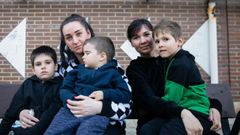 Las ucranianas Olga Motruk y Nataliia Makotra, junto con sus hijos Andrii Motruk, Mykhailo Makotra y Yehor Makotra, respectivamente