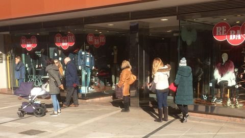 Los escaparates reluc�an con todo tipo de descuentos